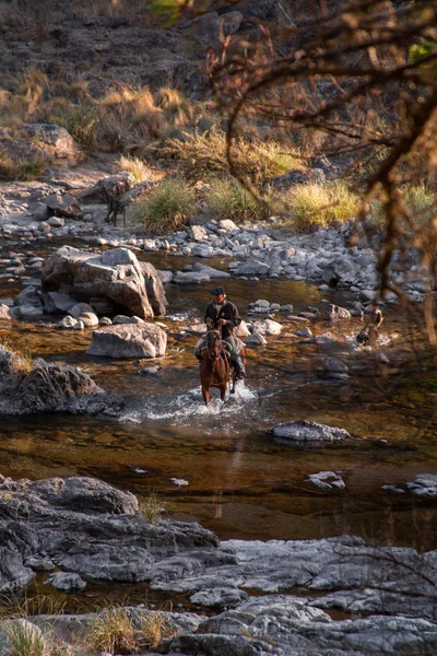Cabalgata por el río en El Durazno